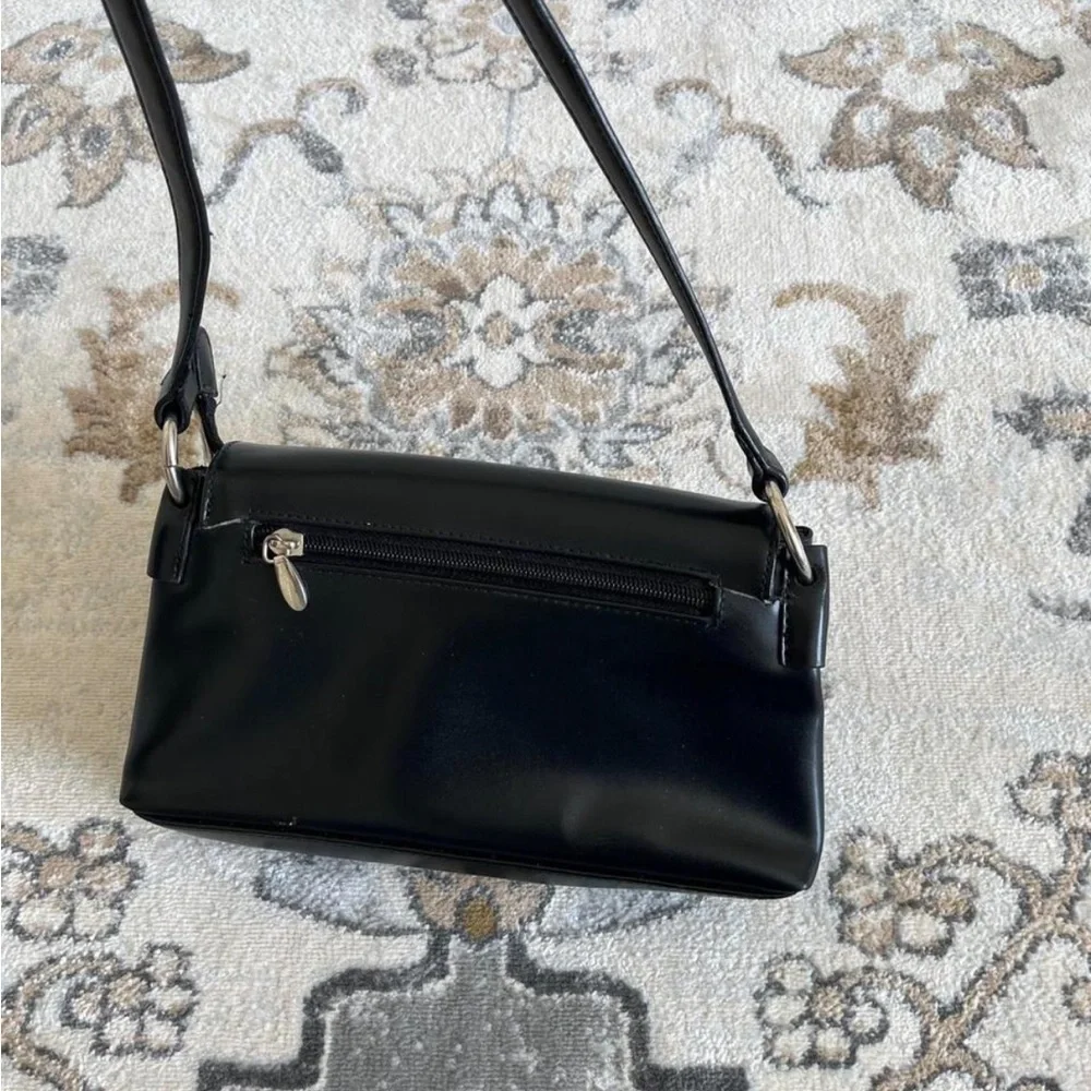 Black Women’s Shoulder Bag - Classic Everyday Style - Picture 2 of 3
